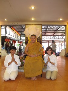 เปาวลี+แม่ ร่วมกราบนมัสการเจ้าอาวาสวัดท่าไม้