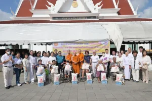วัดเทพศิรินทราวาสราชวรวิหาร ร่วมกับ มูลนิธิป่อเต็กตึ๊ง จัดพิธีทิ้งกระจาด (ซิโกว) แจกเครื่องอุปโภคบริโภคแก่ผู้ยากไร้