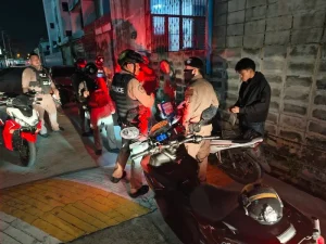 พ.ต.ท.สวภณ คะอังกุสวป.สน.หัวหมาก นำทีมชุดจับกุม รวบ2 นักเรียนนักเลง พกปืนเข้าสถาบัน พร้อมพูดสอนจนน้ำตาตก