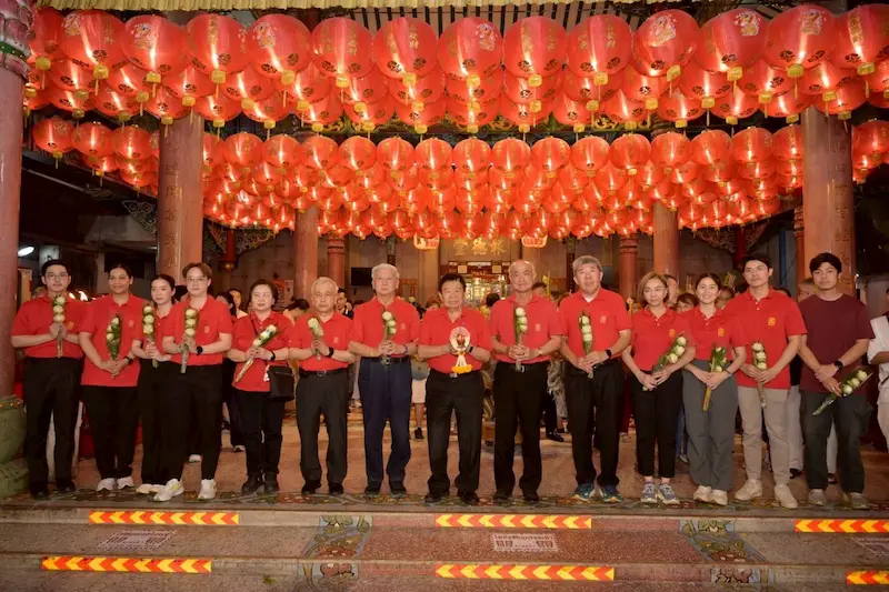 มูลนิธิป่อเต็กตึ๊ง จัดพิธีเวียนธูปศักดิ์สิทธิ์สุดยิ่งใหญ่ เนื่องในเทศกาลตรุษจีน ประจำปี 2569 ตั้งจิตอธิษฐานต่อเทพยดาฟ้าดิน (เจ้าแห่งสวรรค์) ขอให้ตนเองและครอบครัว เฮงๆ ตลอดปีมะเมีย