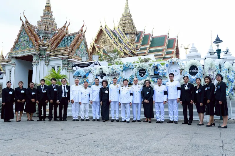 มูลนิธิป่อเต็กตึ๊ง ร่วมวางพวงมาลาถวายราชสักการะ และเป็นเจ้าภาพพระพิธีธรรมสวดพระอภิธรรมพระบรมศพสมเด็จพระนางเจ้าสิริกิติ์ พระบรมราชินีนาถ พระบรมราชชนนีพันปีหลวง ณ พระที่นั่งดุสิตมหาปราสาท ในพระบรมมหาราชวัง