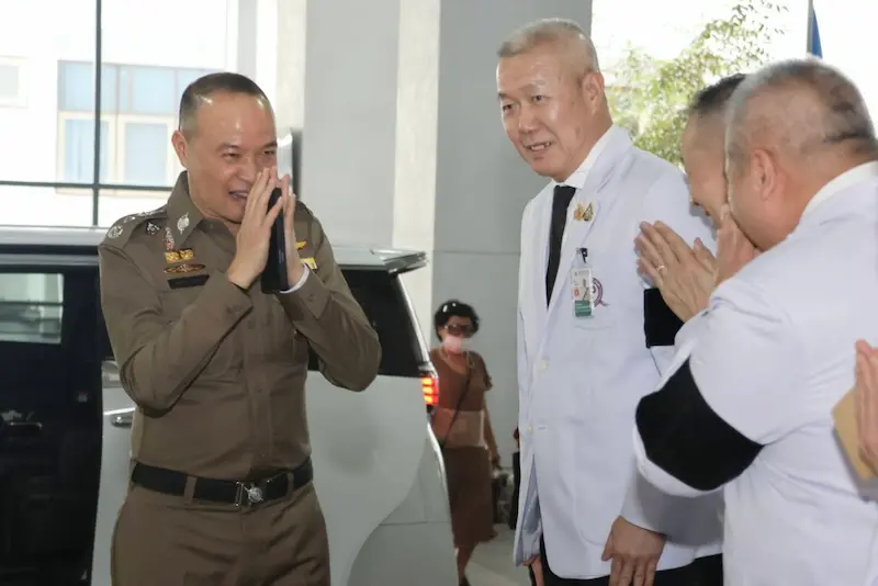 รองจเรตำรวจแห่งชาติ พร้อมกรรมการบริหารสมาคมแม่บ้านตำรวจ เยี่ยมให้กำลังใจข้าราชการตำรวจสังกัด บช.น. ที่บาดเจ็บจากการปฏิบัติหน้าที่