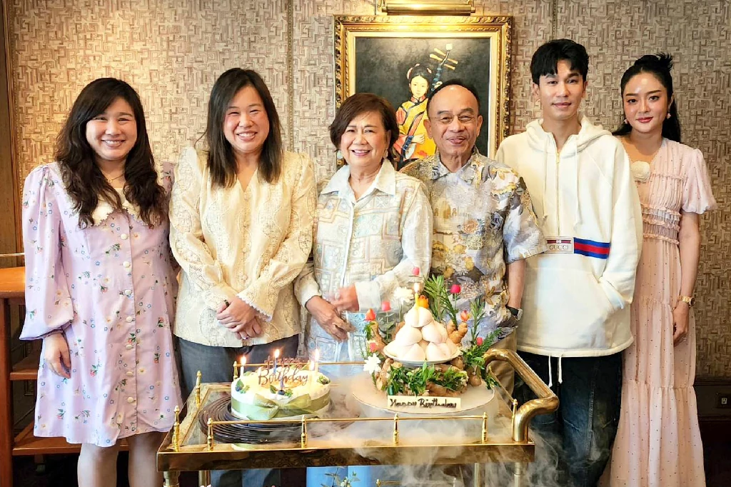 พีท-แก้มบุ๋ม ร่วมอวยพรวันเกิดน้องสาว