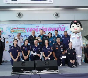 มูลนิธิป่อเต็กตึ๊ง ส่งมอบความสุข และความห่วงใย แจกจ่าย “ชุดของขวัญคลายร้อน” พร้อมรณรงค์และให้ความรู้ด้านการช่วยเหลือฉุกเฉินแก่ประชาชนที่เดินทาง-ท่องเที่ยวในช่วงเทศกาลสงกรานต์ รวมทั้งลงพื้นที่ให้กำลังใจ และมอบสิ่งของเครื่องใช้จำเป็นแก่ผู้สูงวัยในสถานสงเคราะห์ เนื่องในวันผู้สูงอายุแห่งชาติ ประจำปี 2569