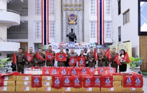 รอง ผบช.น. เป็นประธานพิธีรับมอบธงแดงรณรงค์ความปลอดภัยทางถนน ส่งต่อ 88 สน. ทั่วกรุงเทพฯ