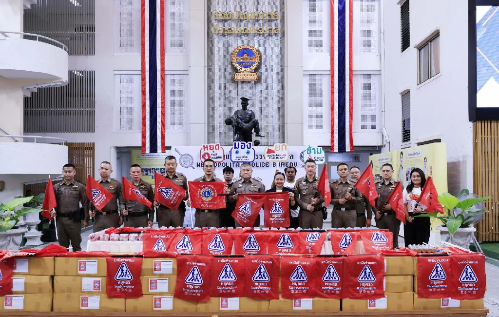 รอง ผบช.น. เป็นประธานพิธีรับมอบธงแดงรณรงค์ความปลอดภัยทางถนน ส่งต่อ 88 สน. ทั่วกรุงเทพฯ