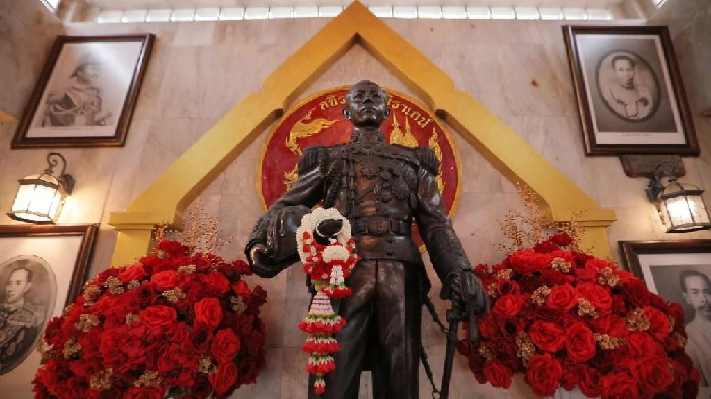 พสกนิกรหลั่งไหลรำลึก 103 ปี “วันอาภากร”  ร่วมพิธีบวงสรวงและรำถวายมือสุดสมพระเกียรติ ณ หาดทรายรี ชุมพร