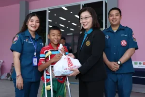 มูลนิธิป่อเต็กตึ๊ง สนับสนุนค่าพาหนะ และสิ่งของ ให้แก่ ผู้รับขาเทียม ช่างและอาสาสมัคร ในโครงการออกหน่วยทำขาเทียม พระราชทานเคลื่อนที่ ครั้งที่ 177 จังหวัดอุบลราชธานี