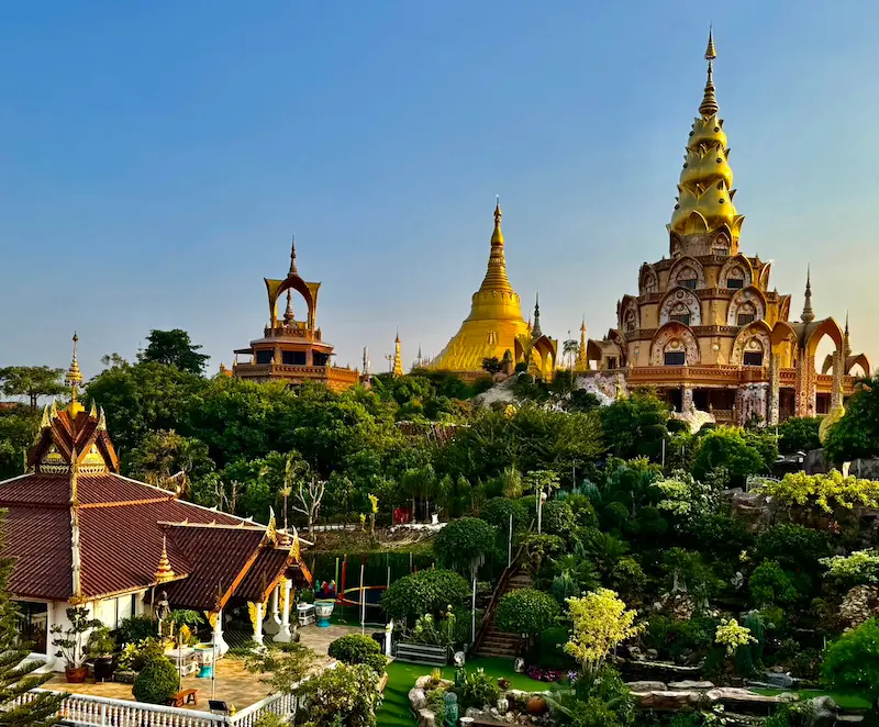 ถิ่นวัฒนธรรมทั่วไทยไปกับพี่หนุ่ม-สุทน รุ่งธัญรัตน์ : พาไปรู้จักวัดพระธาตุผาซ่อนแก้วสถานที่ศักดิ์สิทธิ์ในเทือกเขาค้อ อำเภอเขาค้อ จังหวัดเพชรบูรณ์