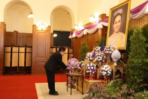 มูลนิธิป่อเต็กตึ๊ง ทูลเกล้าฯ ถวายแจกันดอกไม้และลงนามถวายพระพรชัยมงคล สมเด็จพระนางเจ้า ฯ พระบรมราชินี เนื่องในโอกาสพระราชพิธีมหามงคลเฉลิมพระชนมพรรษา 4 รอบ