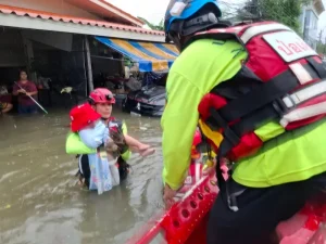 มูลนิธิป่อเต็กตึ๊ง จัดทีมบรรเทาสาธารณภัย ส่งกำลังกู้ชีพ กู้ภัย เร่งช่วยเหลือผู้ประสบภัยน้ำท่วมกรุงเทพฯ