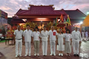 ผู้ว่าการ ททท. ร่วมสืบสาน “ประเพณีกินผักจังหวัดพังงา”  เป็นประธานพิธียกเสาโกเต้ง 186 ปี ศาลเจ้ากระโสมเต้าโบ้เก้ง จ.พังงา